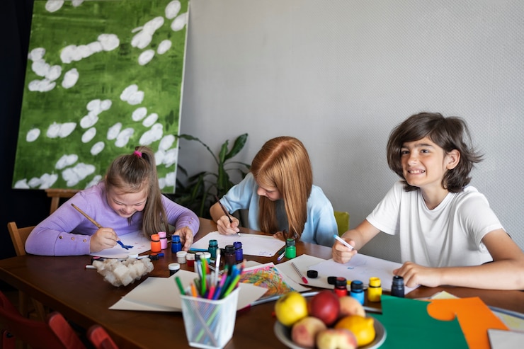 Foto gratuito niños pintando juntos plano medio