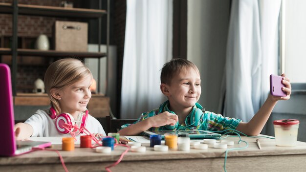 Niños pintando juntos