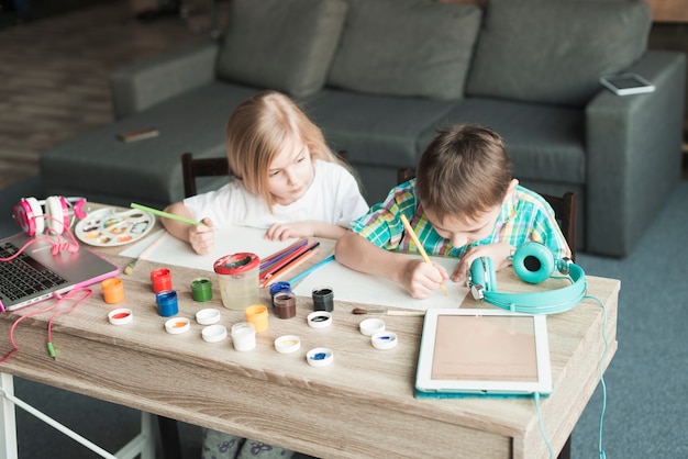 Foto gratuita niños pintando