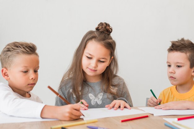 Niños pintando