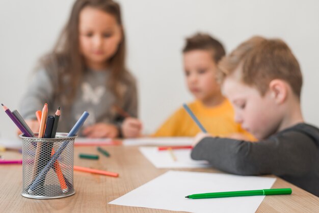 Niños pintando