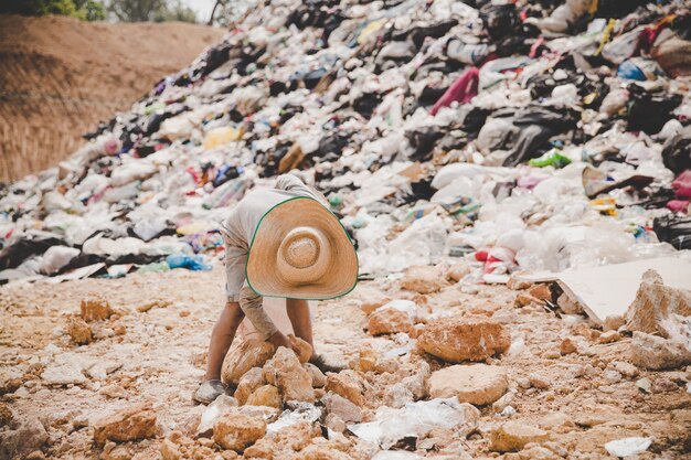 Los niños pobres recogen basura para la venta