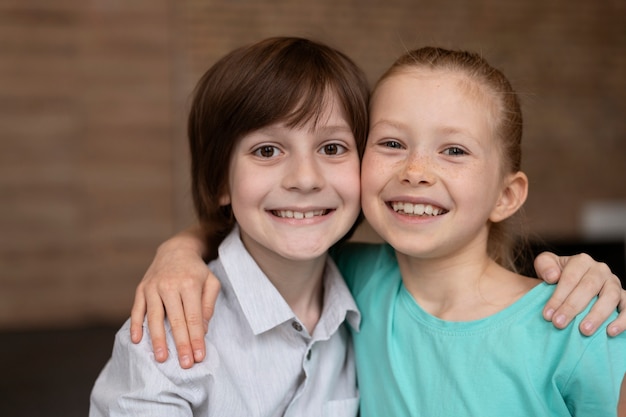 Foto gratuita niños posando juntos de cerca