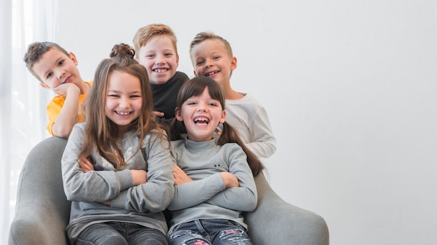 Foto gratuita niños posando juntos