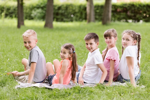 Foto gratuita niños posando en manta afuera