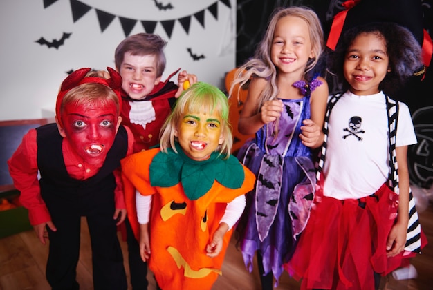 Foto gratuita niños posando en traje de halloween