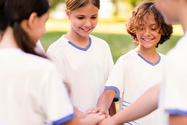 Niños preparándose para jugar al fútbol.