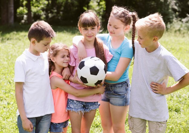 Niños preparándose para un partido de fútbol.