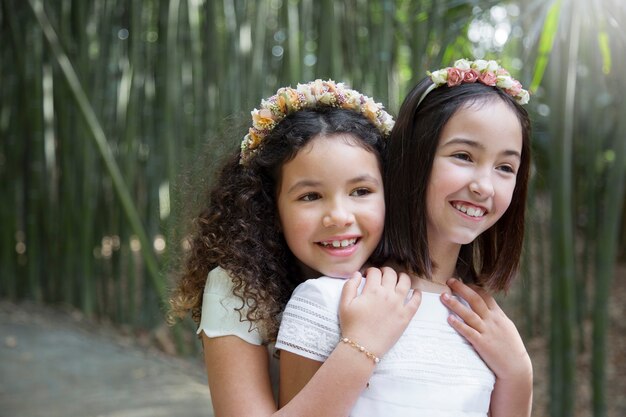 Niños preparándose para su primera comunión