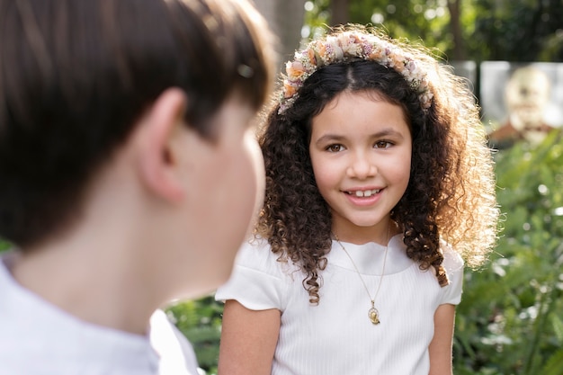 Niños preparándose para su primera comunión