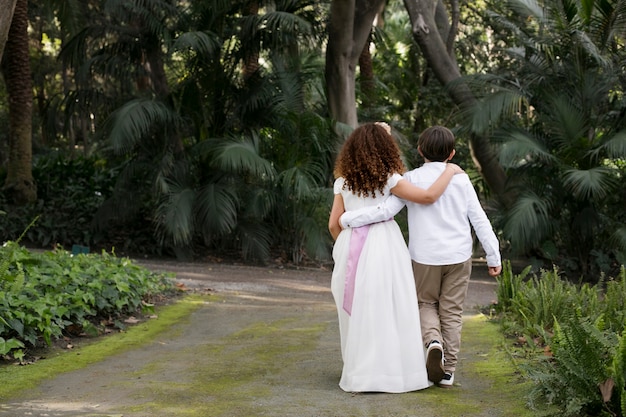 Foto gratuita niños preparándose para su primera comunión