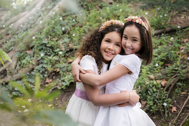 Niños preparándose para su primera comunión