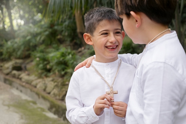 Foto gratuita niños preparándose para su primera comunión