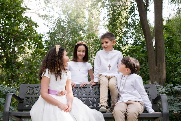 Niños preparándose para su primera comunión