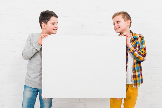 Niños presentando tabla grande