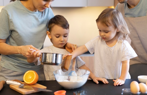 Niños de primer plano cocinando con los padres