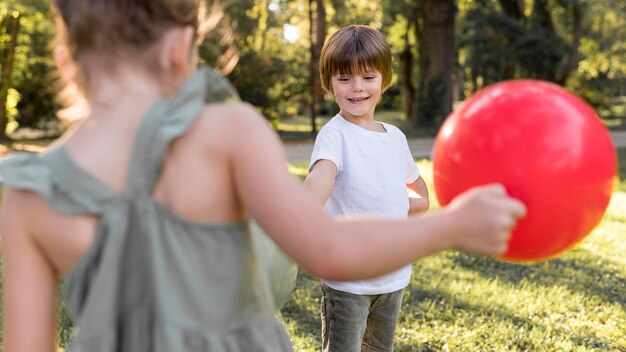 Niños de primer plano jugando con globos