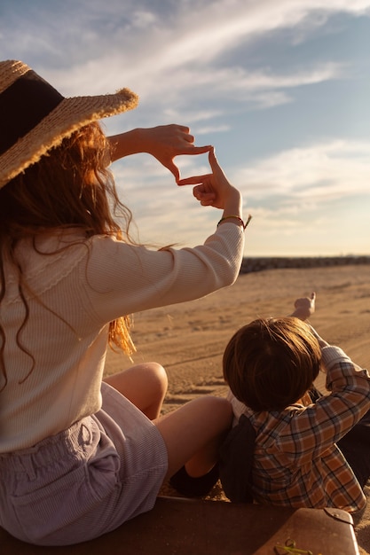 Niños de primer plano mirando al cielo