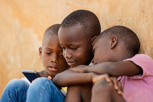 Foto gratuita niños de primer plano mirando el dispositivo