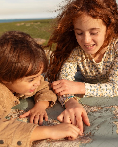 Niños de primer plano mirando el mapa