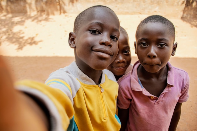 Niños de primer plano tomando selfie juntos