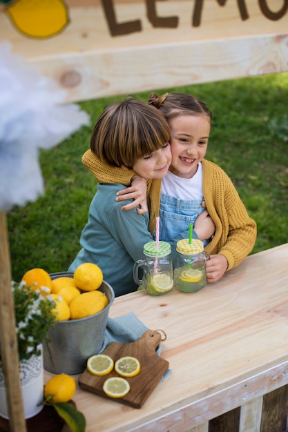 Niños con puesto de limonada