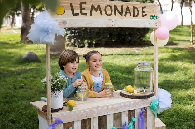 Niños con puesto de limonada