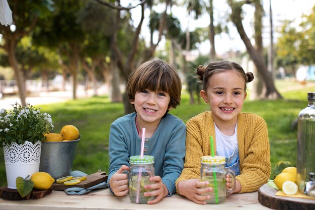 Niños con puesto de limonada