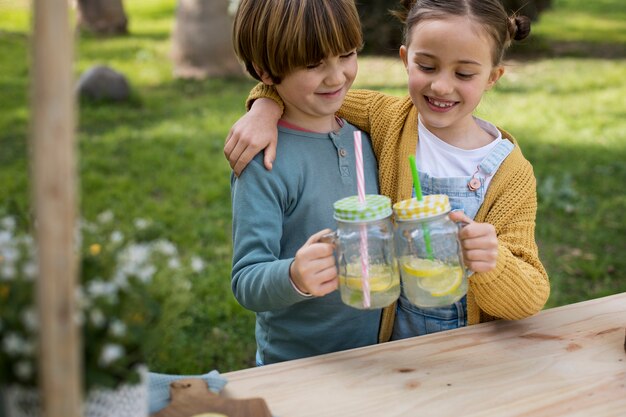 Niños con puesto de limonada