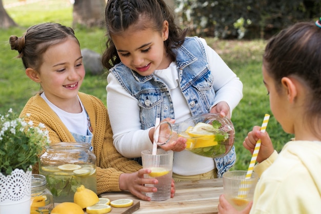 Foto gratuita niños con puesto de limonada