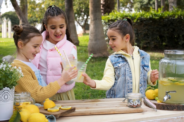 Niños con puesto de limonada