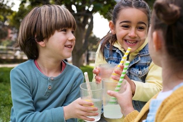 Foto gratuita niños con puesto de limonada