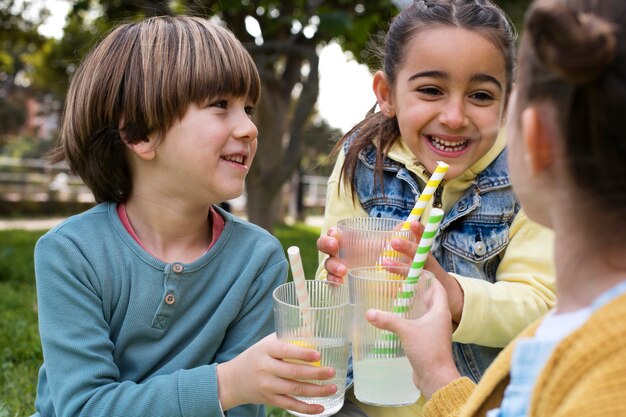 Niños con puesto de limonada