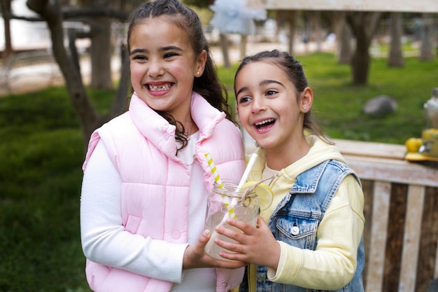 Foto gratuita niños con puesto de limonada