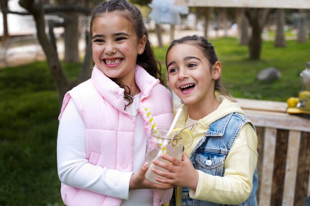 Niños con puesto de limonada