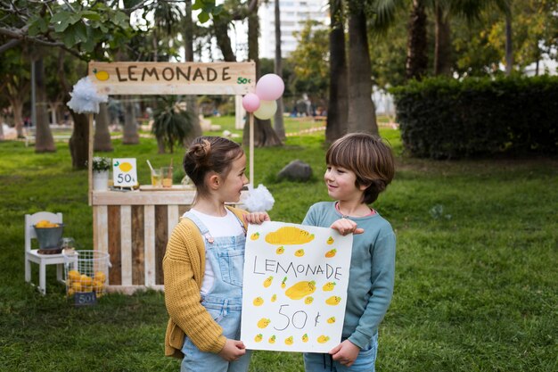 Niños con puesto de limonada