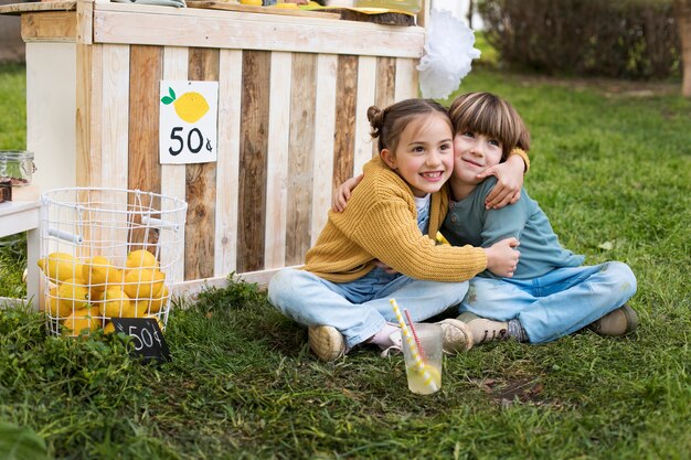 Niños con puesto de limonada