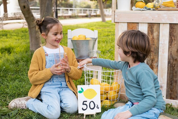 Niños con puesto de limonada