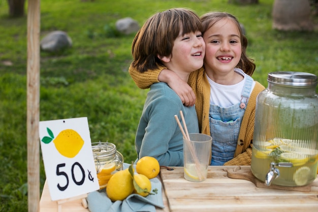 Niños con puesto de limonada