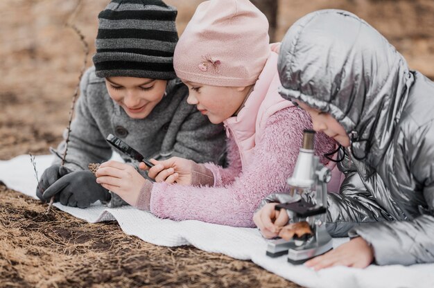 Niños que buscan detalles en elementos de la naturaleza.