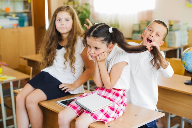 Niños que se divierten en el aula