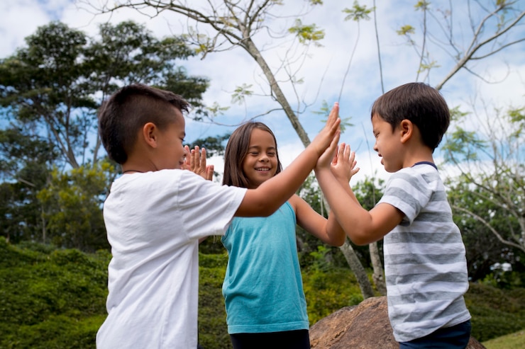 Foto gratuito niños que participan en una búsqueda del tesoro al aire libre.