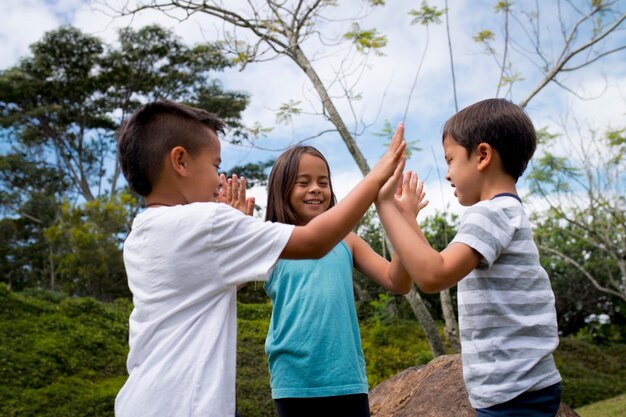 Niños que participan en una búsqueda del tesoro al aire libre.