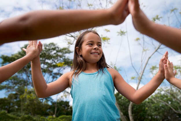 Niños que participan en una búsqueda del tesoro al aire libre.