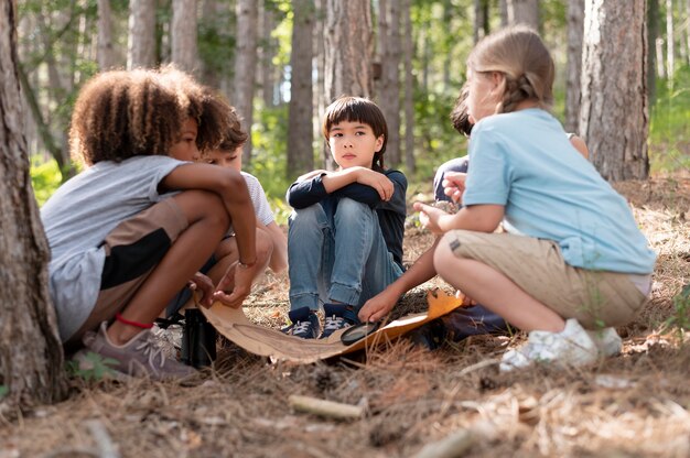 Niños que participan en una búsqueda del tesoro.