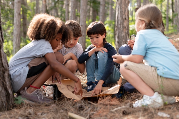 Niños que participan en una búsqueda del tesoro.