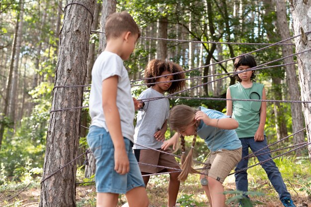 Niños que participan en una búsqueda del tesoro.