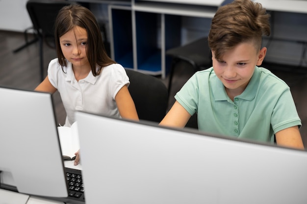 Niños que tienen clase de educación tecnológica.