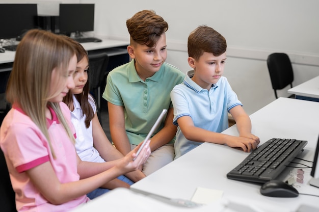 Niños que tienen clase de educación tecnológica.