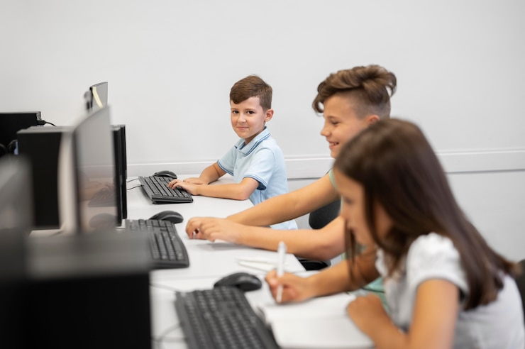 Foto gratuito niños que tienen clase de educación tecnológica.